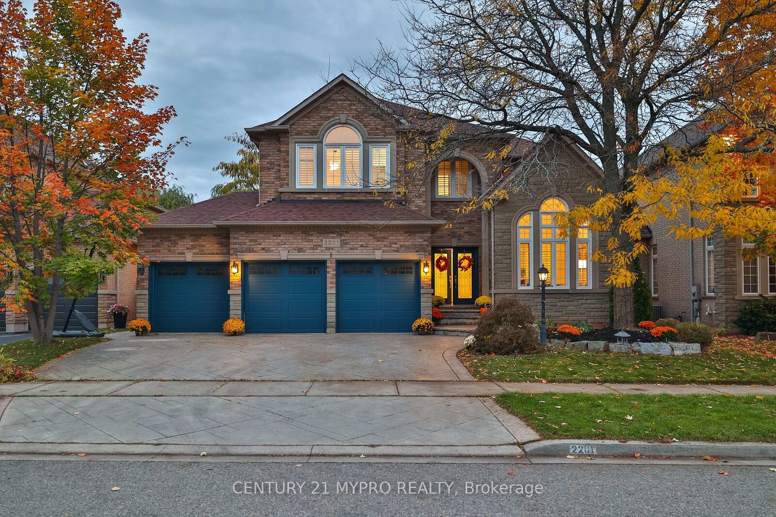 Photo de la propriété:  2201 Galloway Drive  ON L6H 5M1 