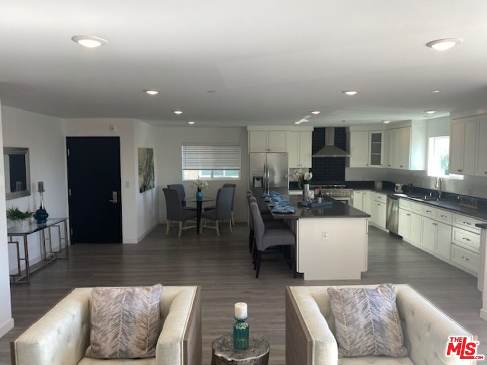 Property Photo:  8631 Olin St  CA 90034