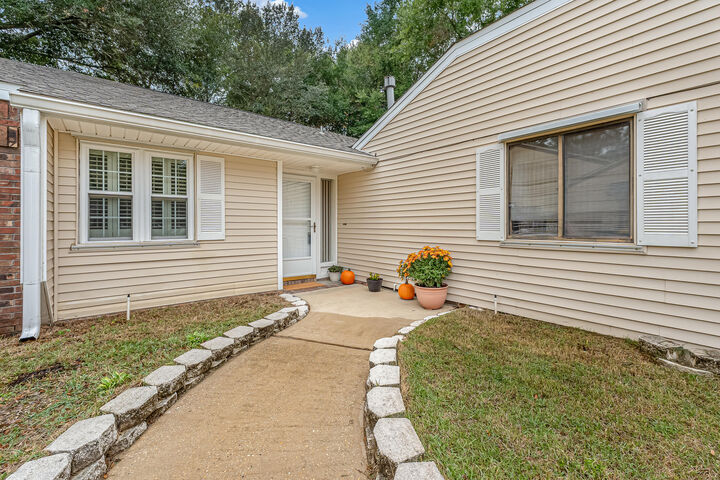 Property Photo: 200 Long Leaf Court FL 32578