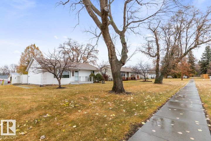 Property Photo:  1 Ross Drive  AB T8L 2M8 