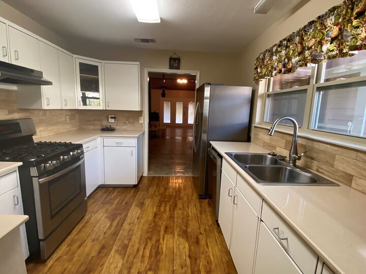 Property Photo:  802 Lois St  TX 78028 