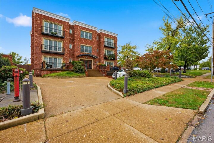 Property Photo:  211 N Taylor Avenue 201  MO 63122 