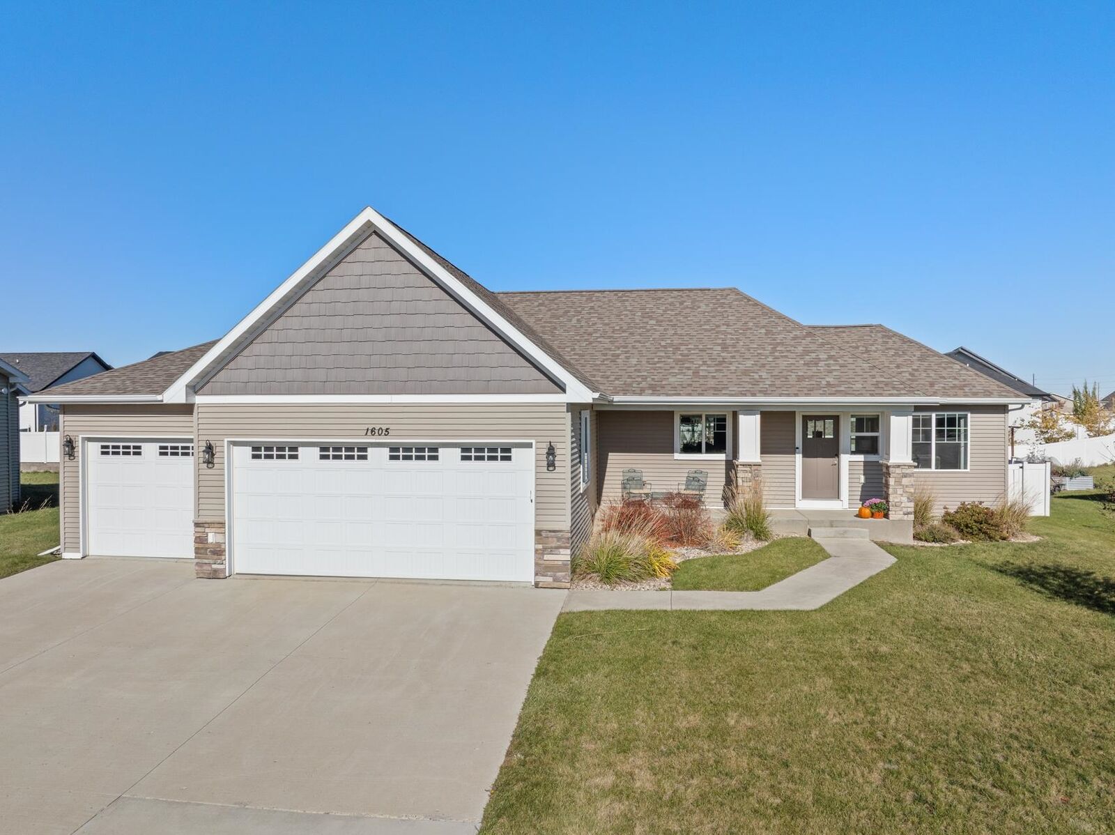 Property Photo:  1605 Valley Bluffs Drive SE  ND 58701 