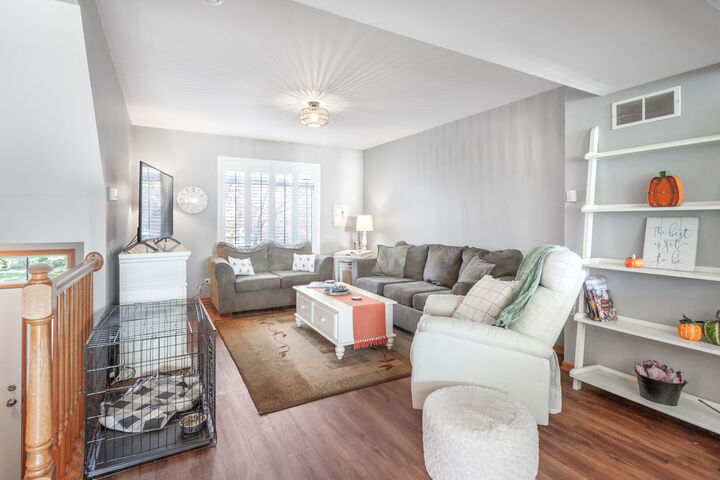 Property Photo:  437 E Willow Street 437  IL 60119 