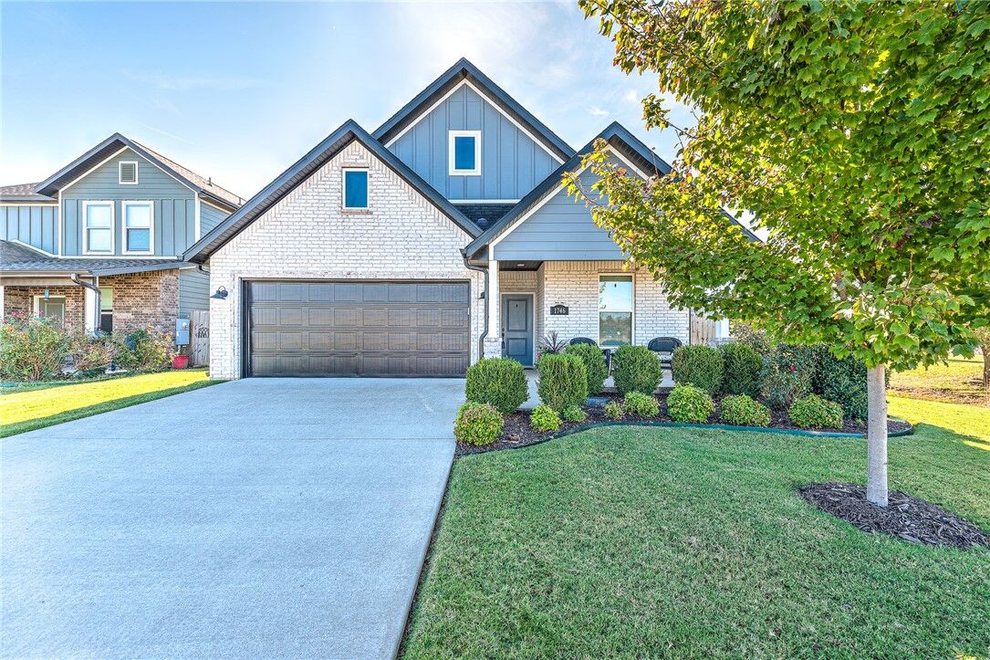 Property Photo: 1746 W Broadway Place AR 72758