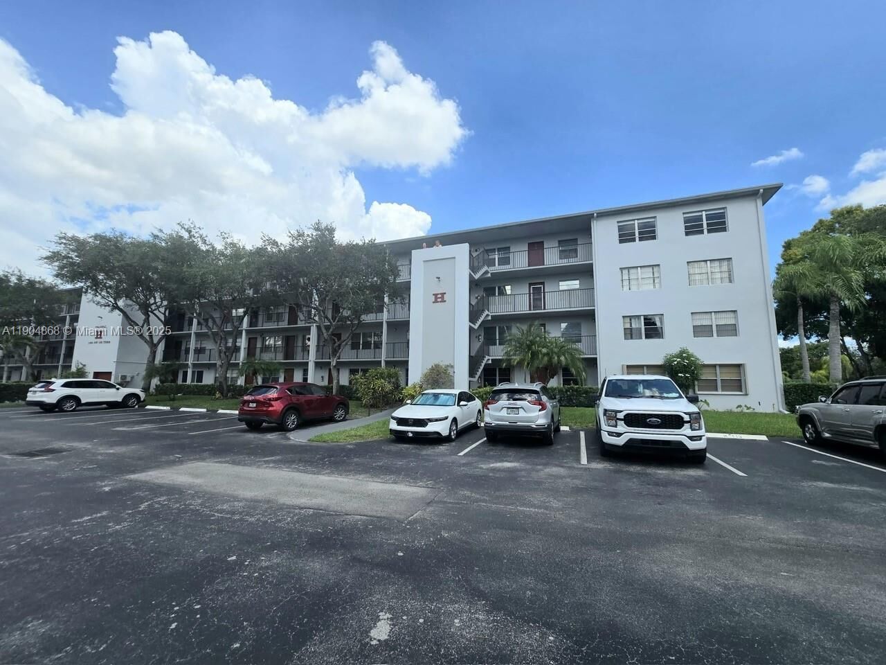 Property Photo:  1401 SW 135th Ter 213H  FL 33027