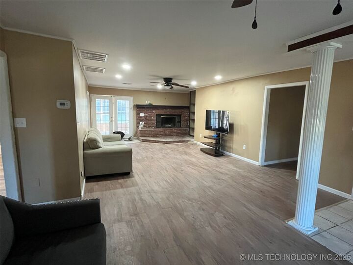 Property Photo:  501 E 62nd Street S  OK 74403