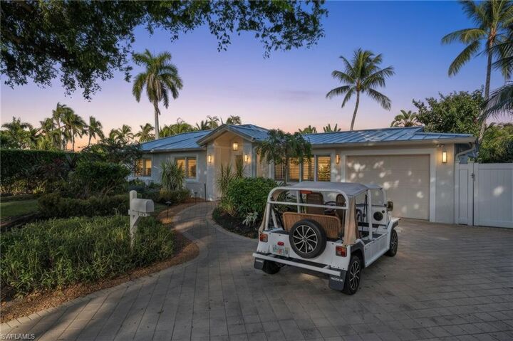 Property Photo:  1135 7th St S  FL 34102 