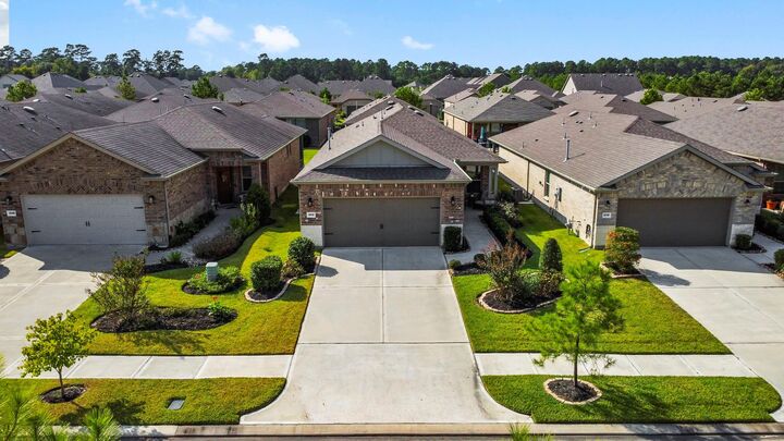 Property Photo:  242 Flaxen Chestnut  TX 77382 