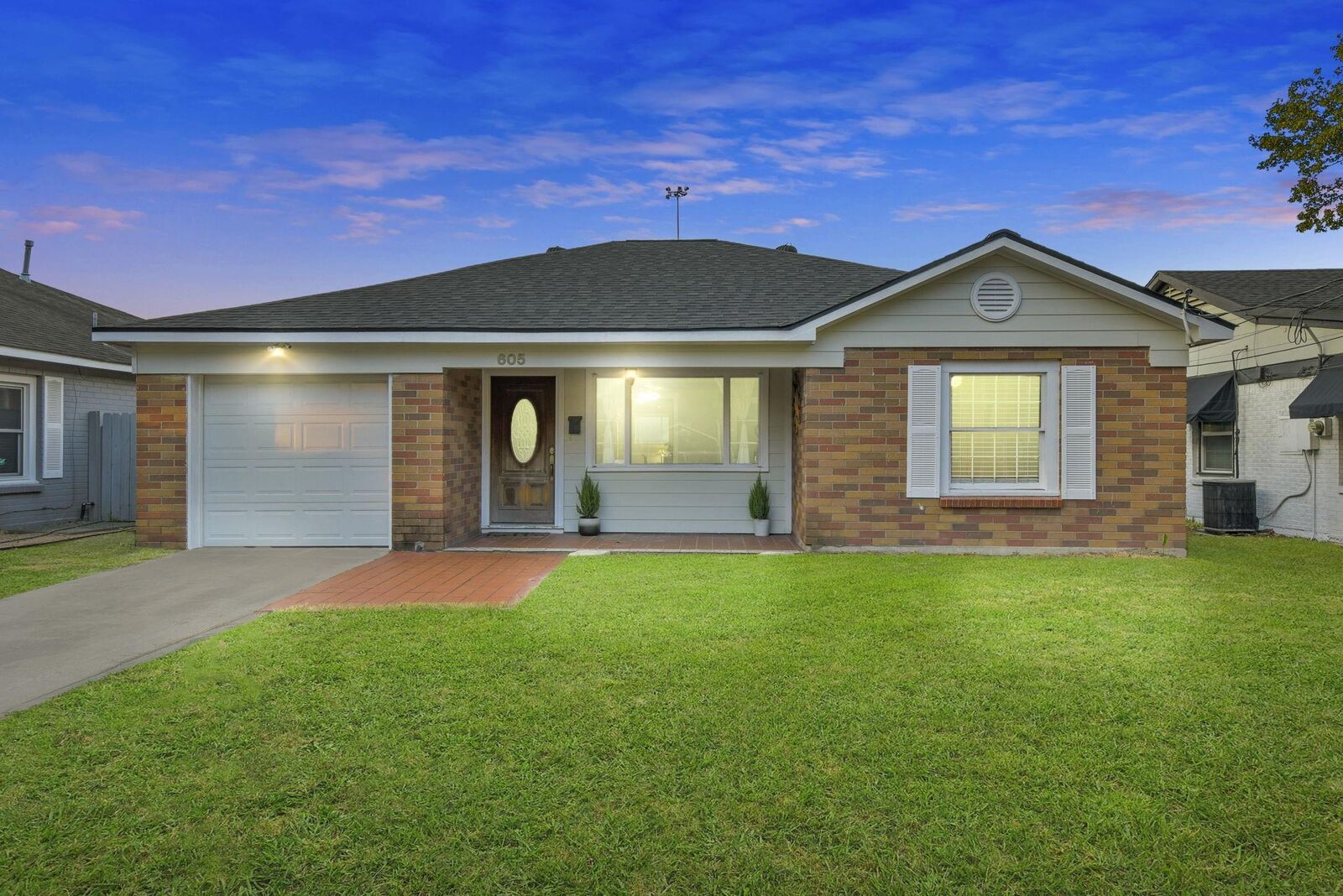 Property Photo:  605 Kelley Street  TX 77009 