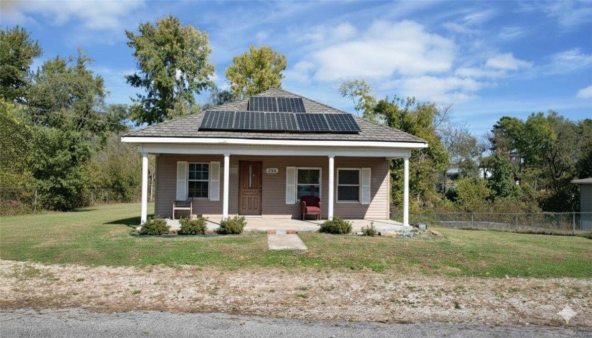Property Photo: 324 E Glenwood Avenue AR 72756