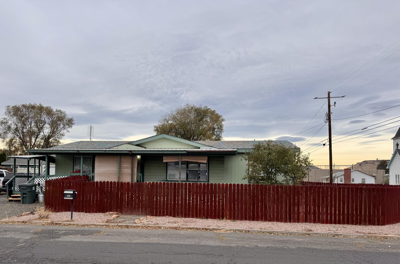 Property Photo: 208 SE 9th Street OR 97741