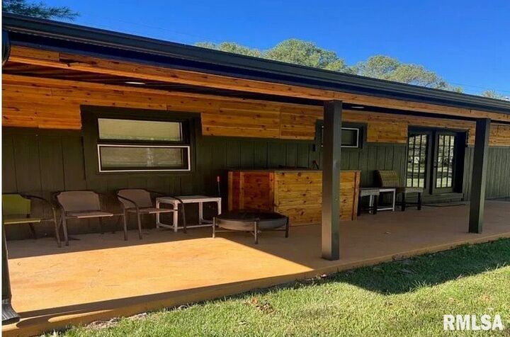 Property Photo:  1303 N Maple Street  IL 62918 