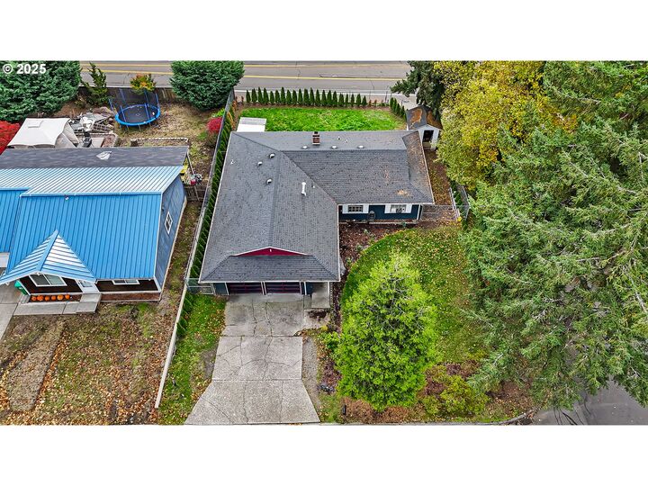 Property Photo: 6500 SE Madrona Dr OR 97222