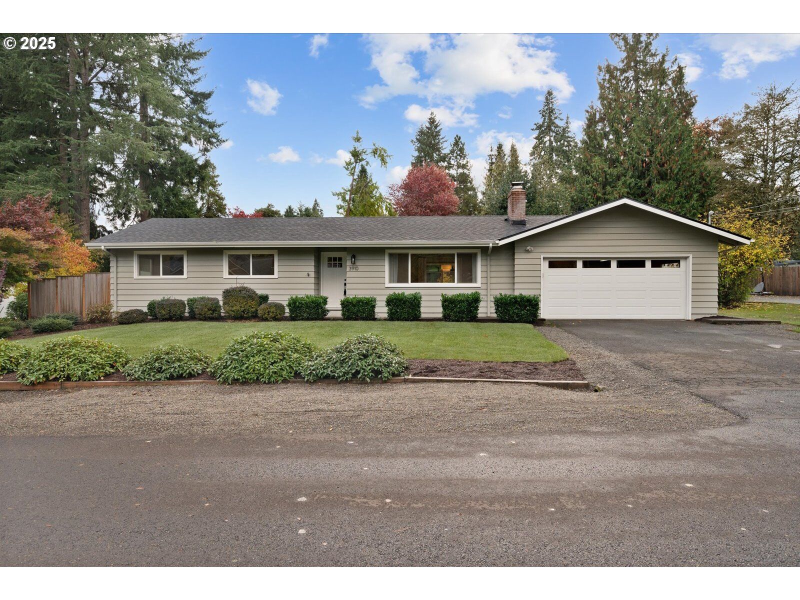 Property Photo:  3910 Calaroga Cir  OR 97068 