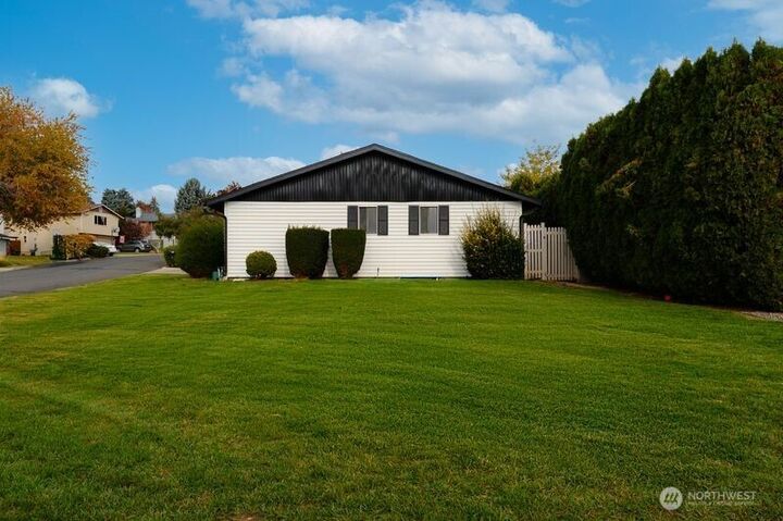 Property Photo: 305 N 50th Avenue WA 98908
