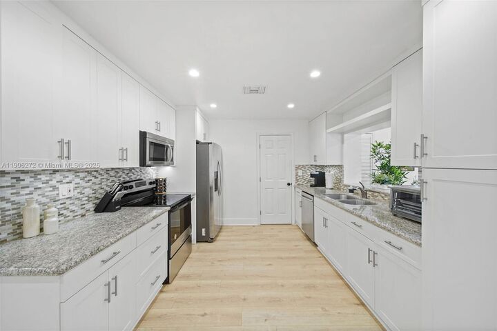 Property Photo: 2761 SW 92nd Pl FL 33165