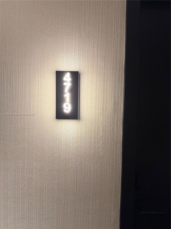 Property Photo:  398 NE 5th St 4719  FL 33132 