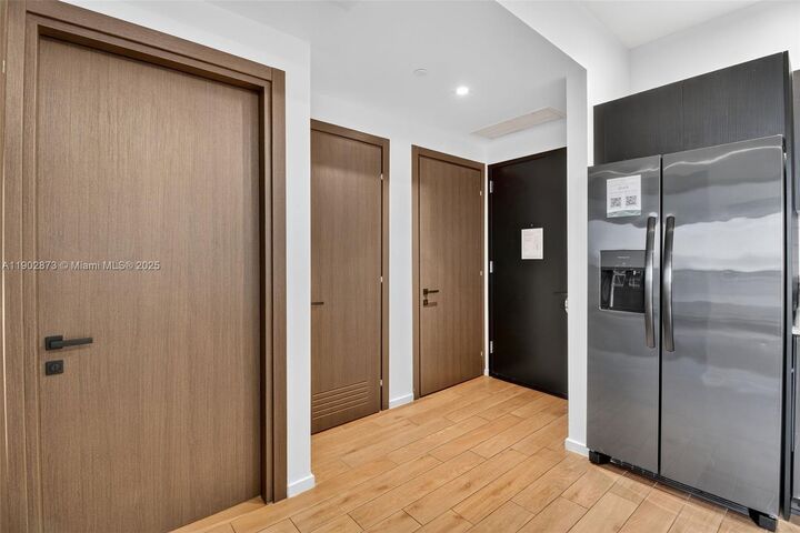 Property Photo: 398 NE 5th St 4719 FL 33132