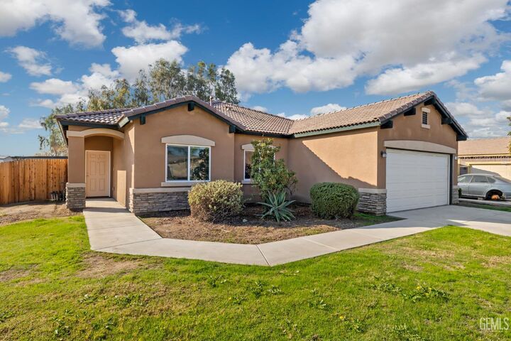 Property Photo: 307 Count Fleet Way CA 93307