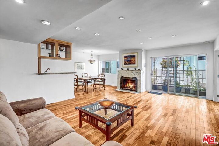 Property Photo:  910 S Holt Ave  CA 90035 