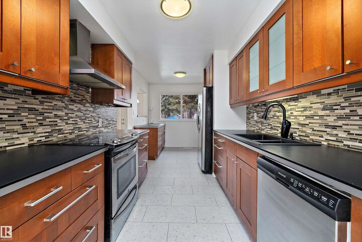 Photo de la propriété: 47 Royal Road NW AB T6J 2E7