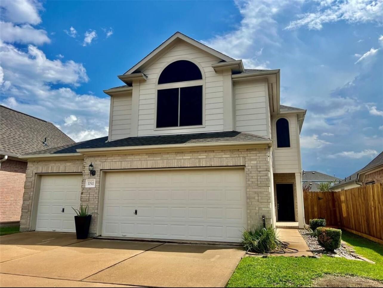 Property Photo: 10511 Rustling Villas Lane TX 77075