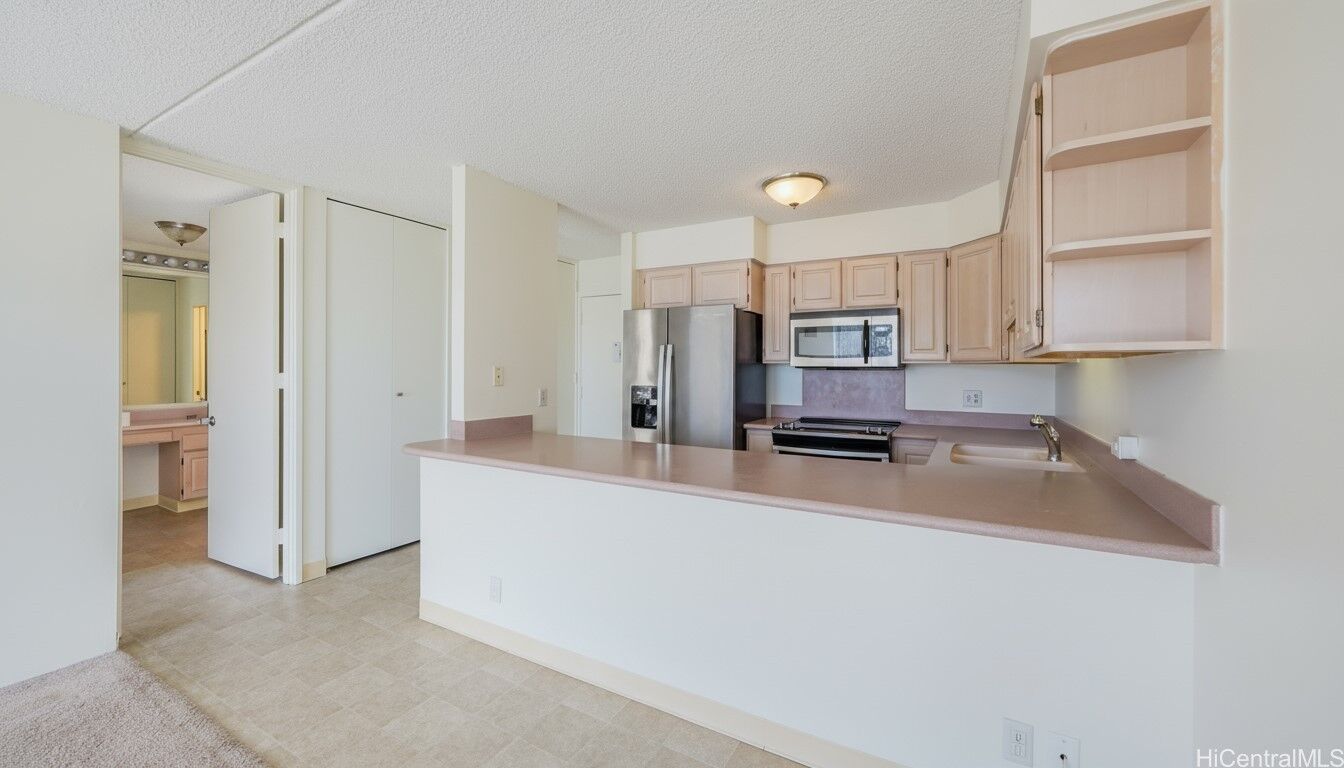 Property Photo: 400 Hobron Lane 2411 HI 96815