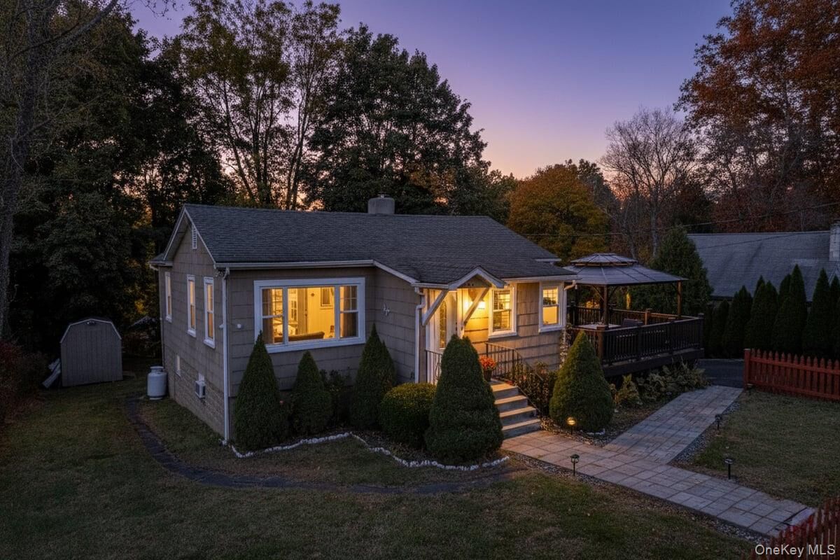 Property Photo:  33 Hollowbrook Court N  NY 10567 