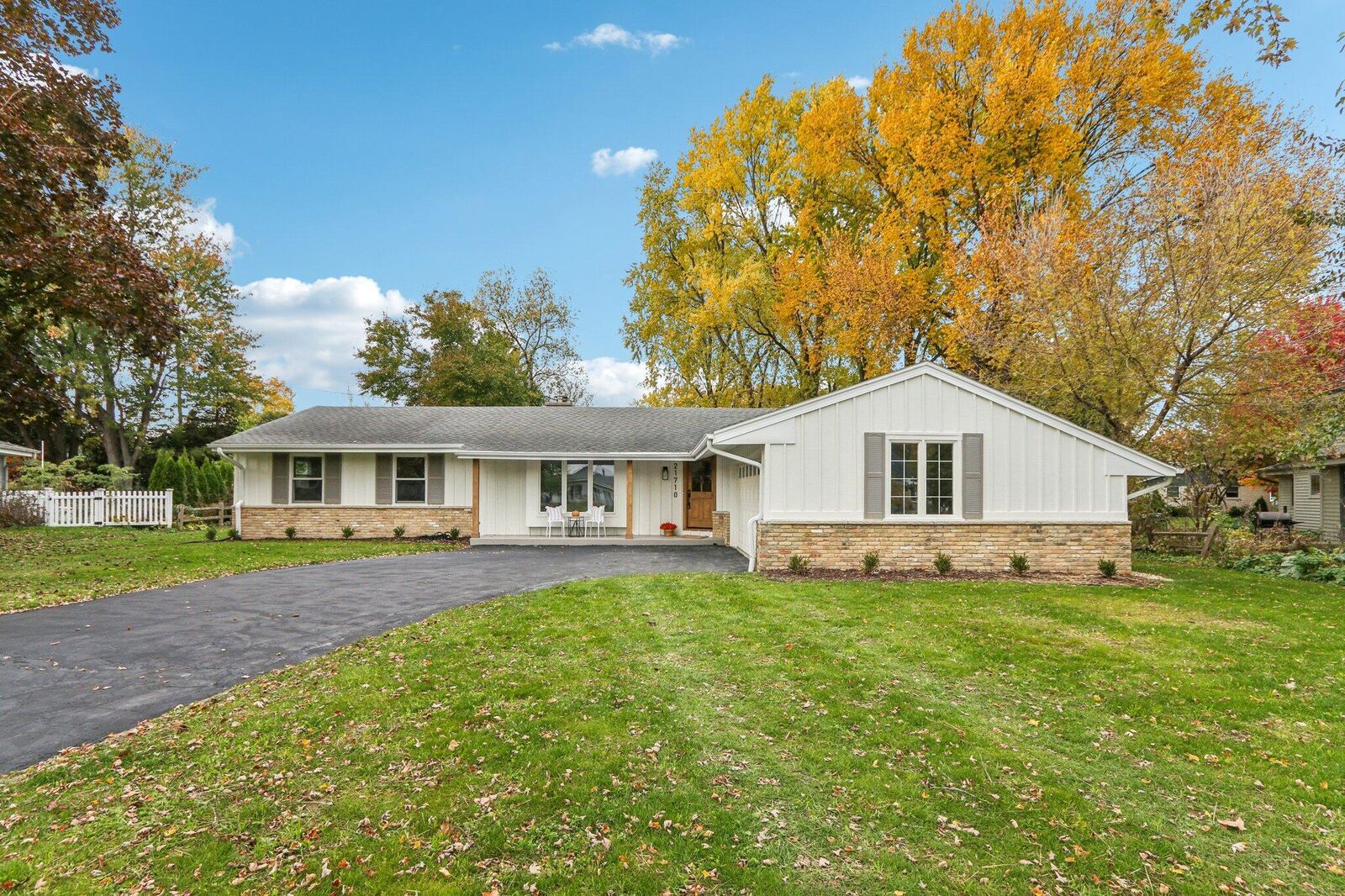 Property Photo:  21710 Astolat Dr  WI 53045 