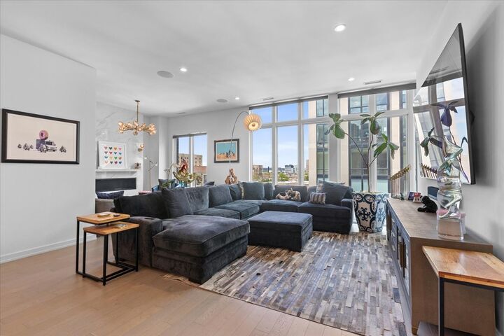 Property Photo:  2773 N Hampden Court Ph03  IL 60614 