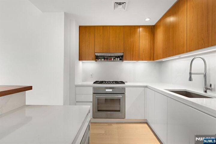 Property Photo:  1000 Maxwell Lane 11I  NJ 07030 