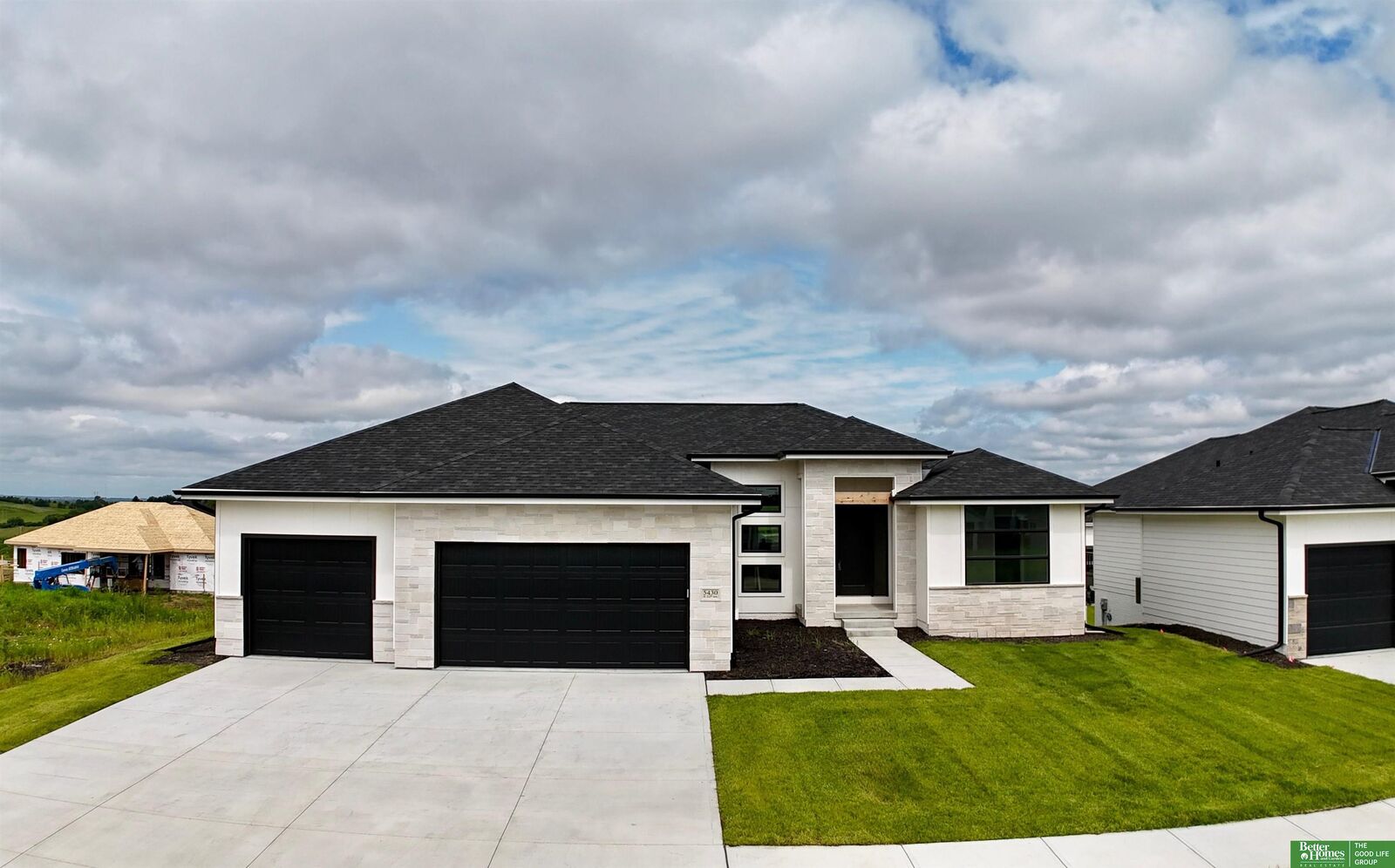 Property Photo: 5430 N 212 Avenue NE 68022