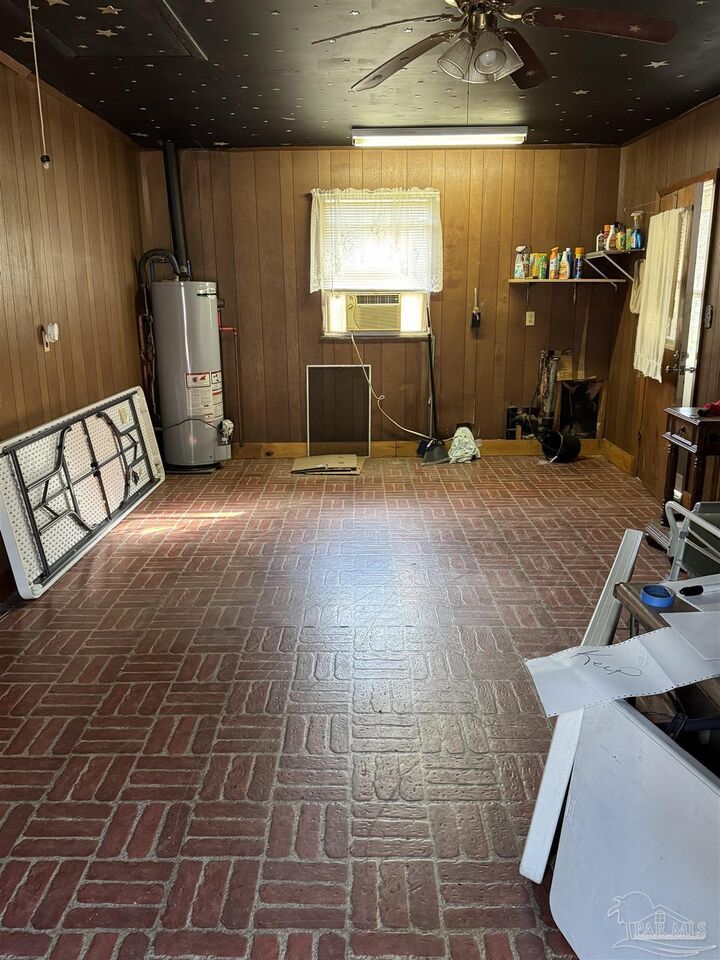 Property Photo: 5636 Camellia Ave FL 32570