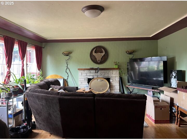 Property Photo: 93 E Hillcrest Dr OR 97404