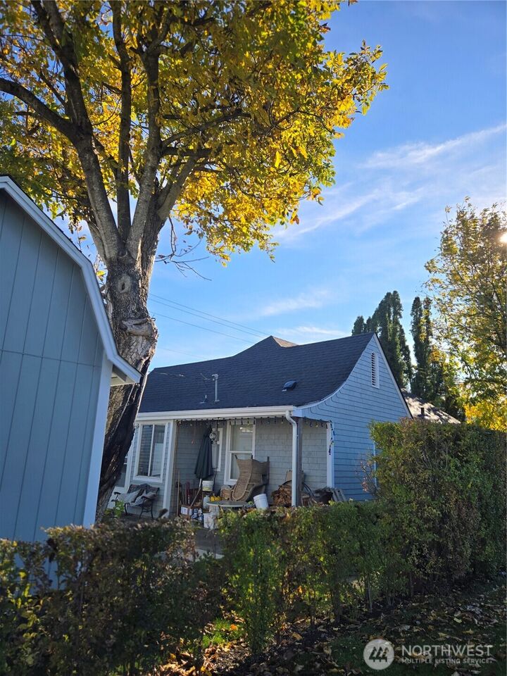 Property Photo: 109 N Washington Street WA 98246