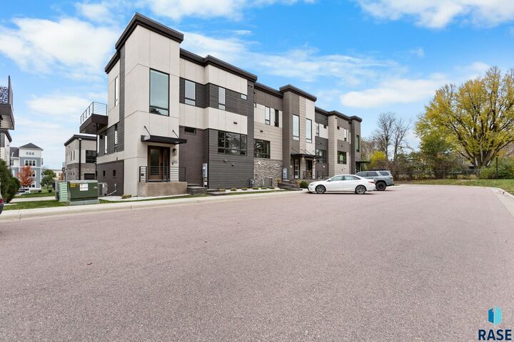 Property Photo:  2810 S Oriya Pl  SD 57106 