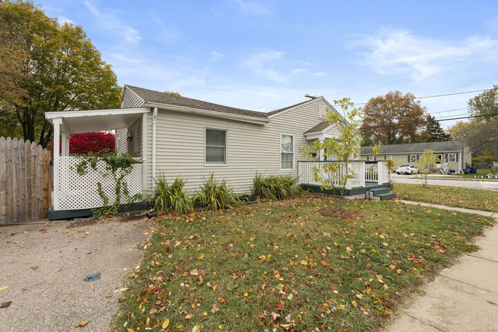 Property Photo:  135 Midway Oval  CT 06340 