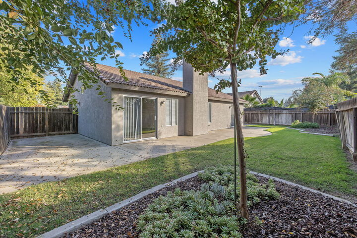 Property Photo:  2815 S Tamarack Court  CA 93277 