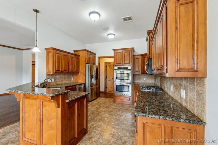 Property Photo:  917 Country Club Drive  OK 74023 