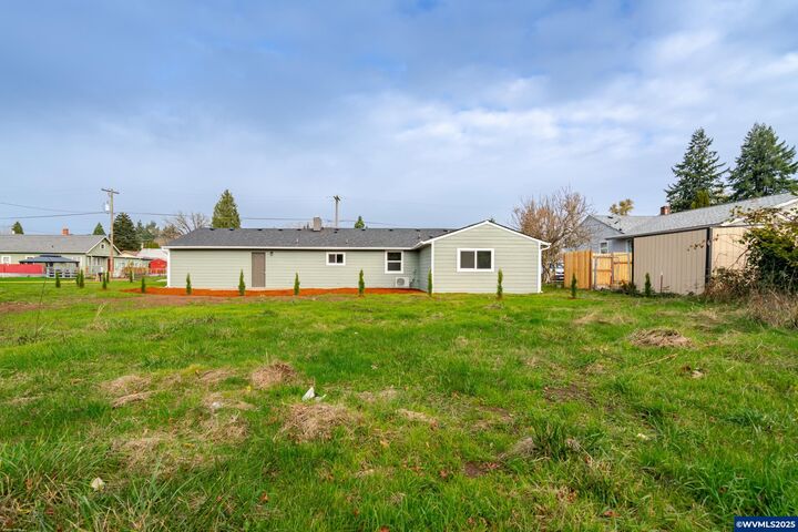 Property Photo: 760 E Elmore St OR 97355