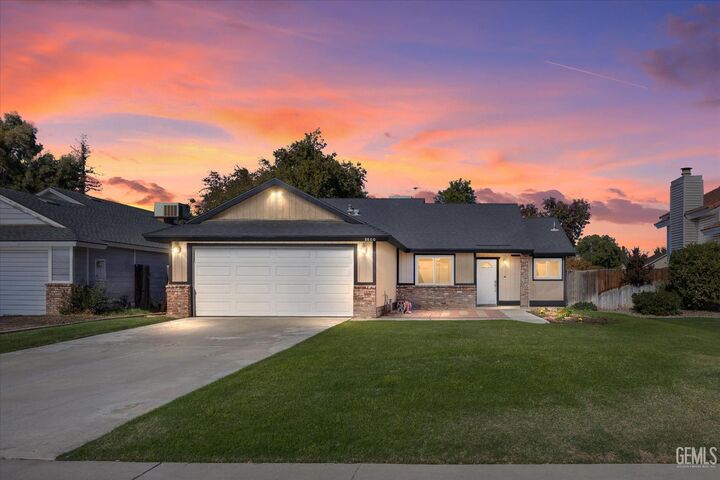 Property Photo:  8600 Egan Way  CA 93311 