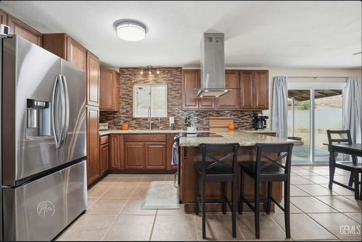 Property Photo: 517 Grant Terrace CA 93268