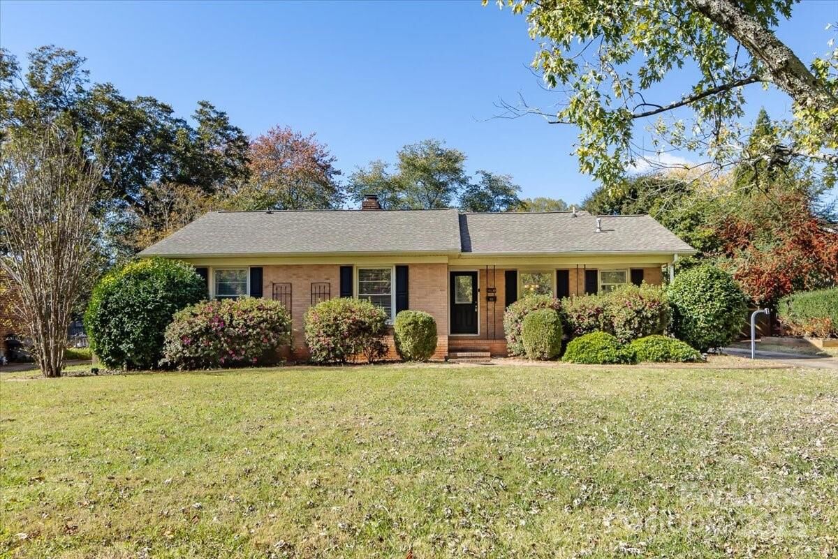 Property Photo: 5400 Farmbrook Drive NC 28210
