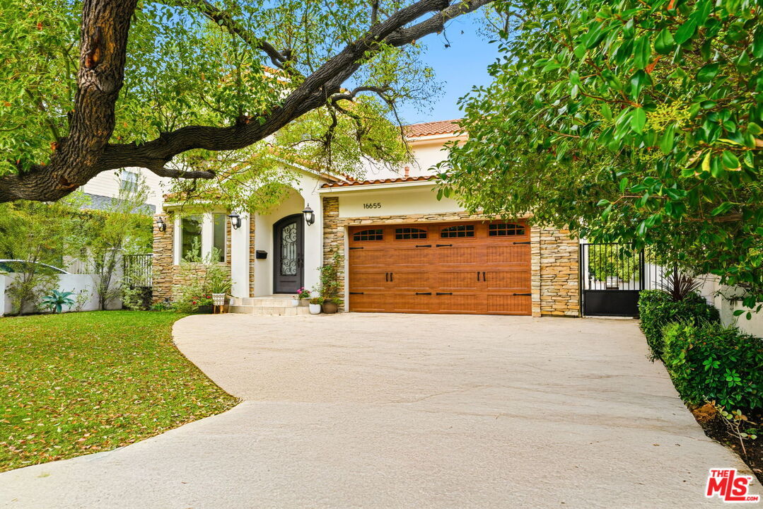 Property Photo: 16655 La Maida St CA 91436