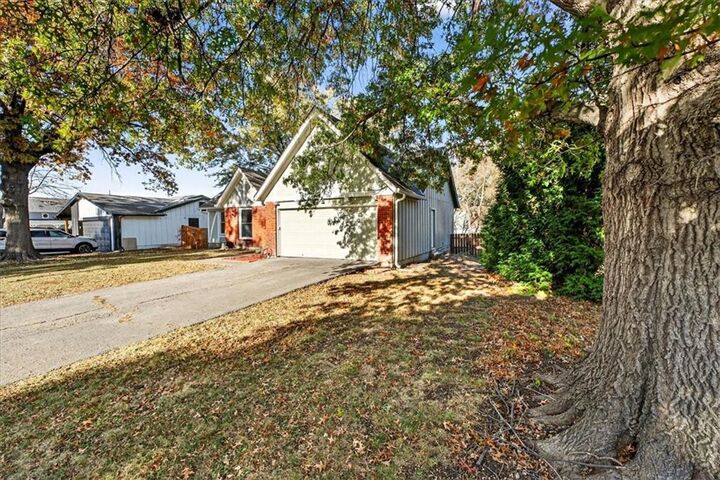 Property Photo:  1408 E Oxford Place  KS 66062 