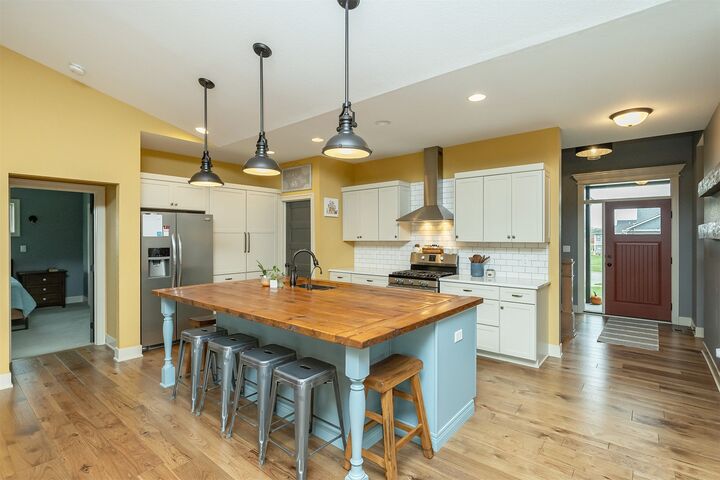 Property Photo:  1108 Northview Lane  IA 50124 