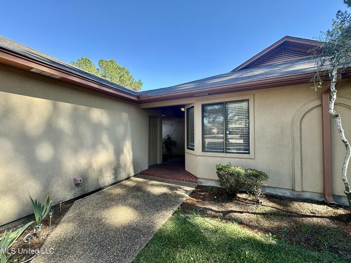 Property Photo: 351 E Cascades Circle MS 39056