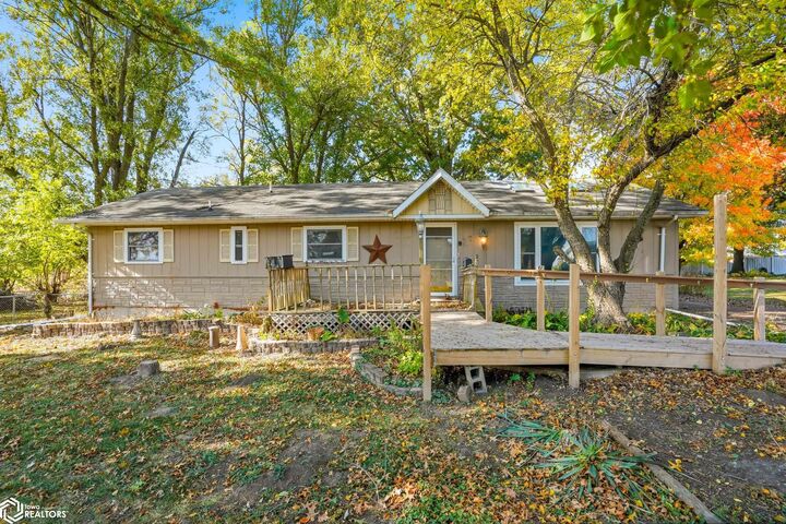 Property Photo:  209 Shady Lane  IA 52655 