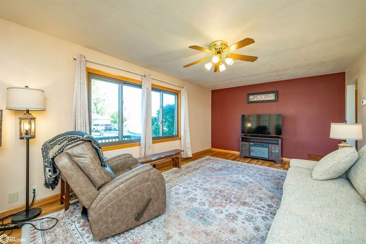 Property Photo: 6 W Meadow Lane IA 50158